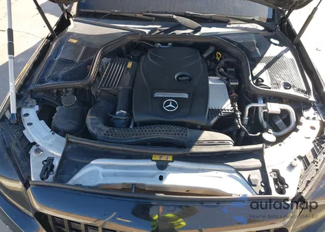 2016 Mercedes-Benz C 300 z USA, uszkodzony, nr VIN 55SWF4JB4GU140658